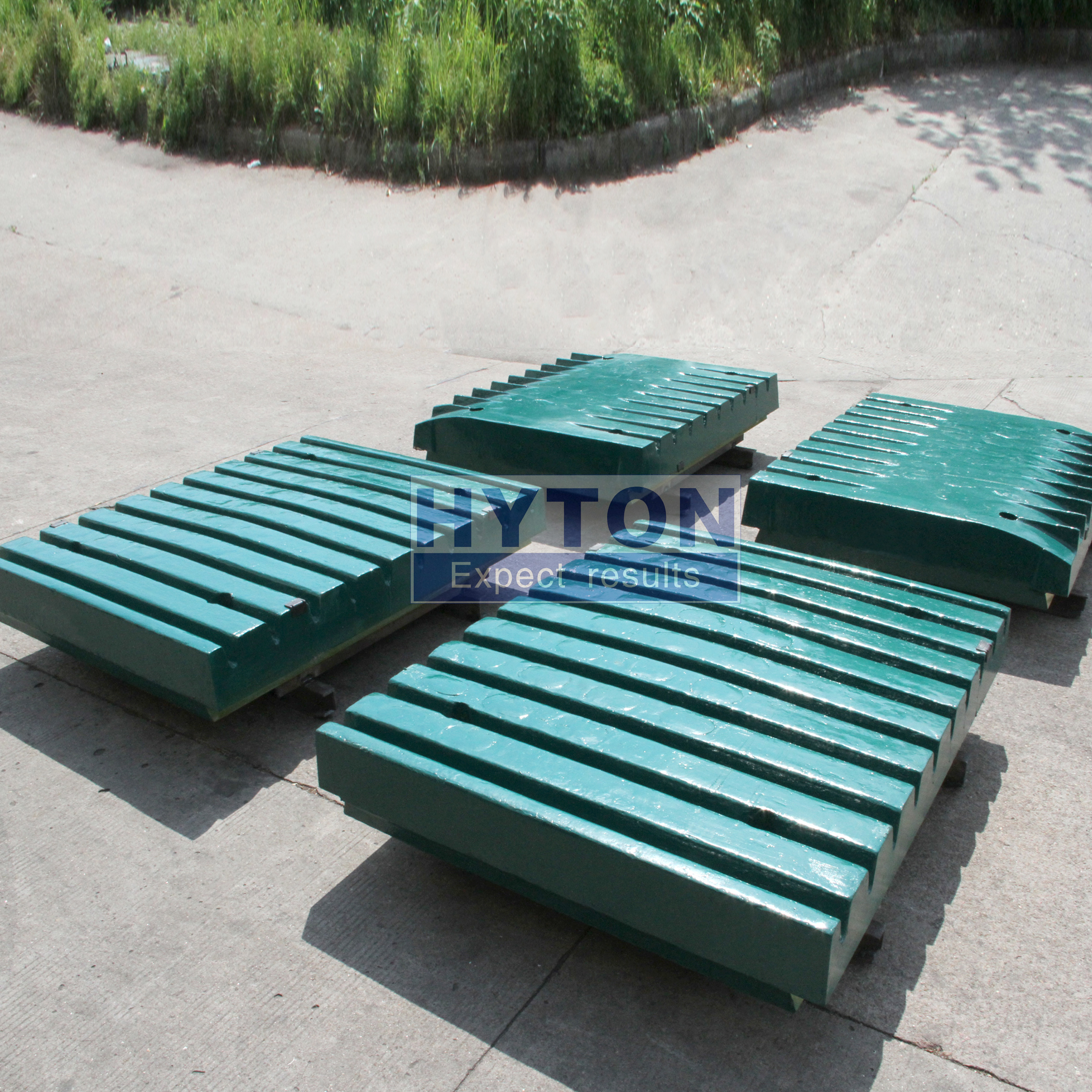 Mn18Cr2 Jaw Plate with High Chromium Alloy Insert Suit to Metso C140 Mobile Jaw Crusher Wear Parts